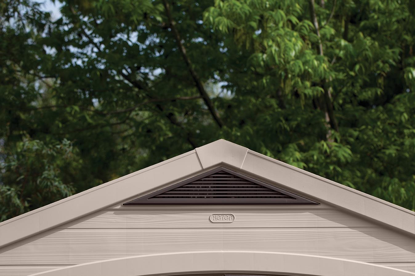 Deasupra ușii, producătorul a plasat un orificiu de aerisire