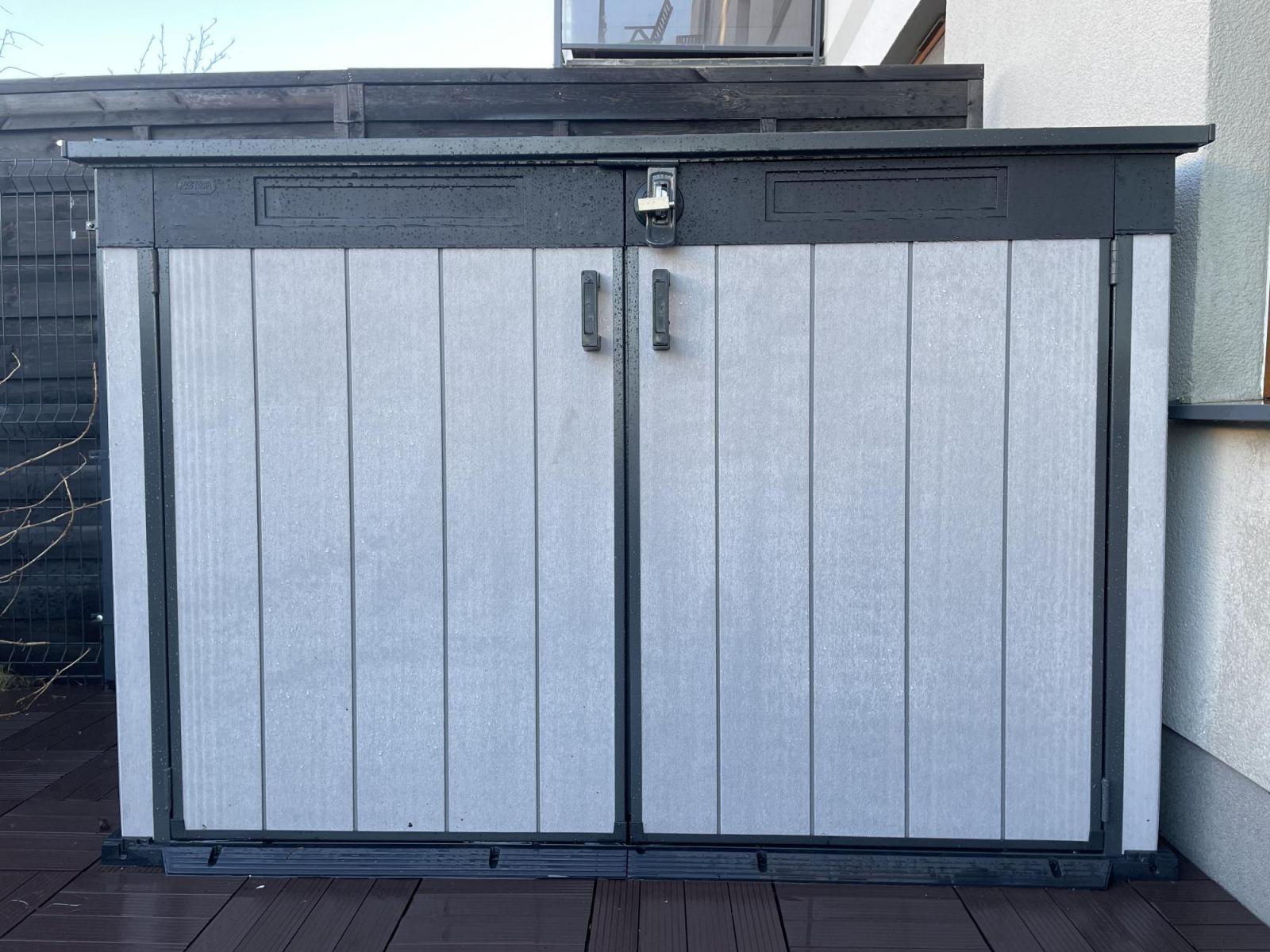 Dulapul de grădină Grande Store Este realizat din plastic