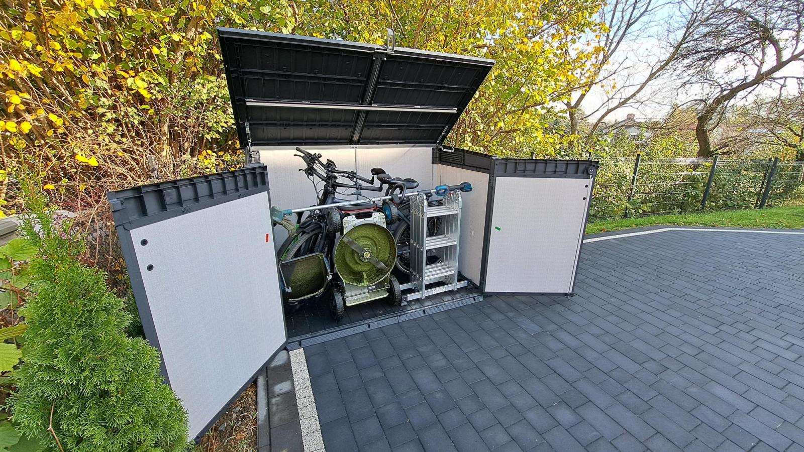 Dulapul de grădină Grande Store yșa și trapa funcționează independent