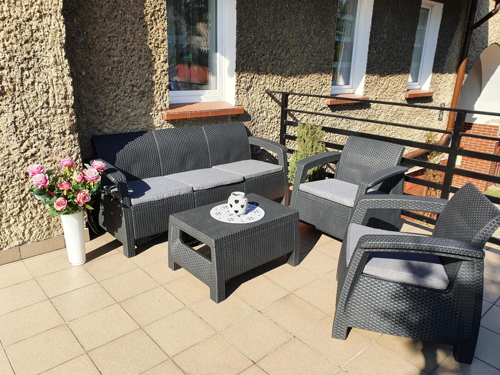 Komplet Corfu set Max poate fi lăsat afară tot timpul anului