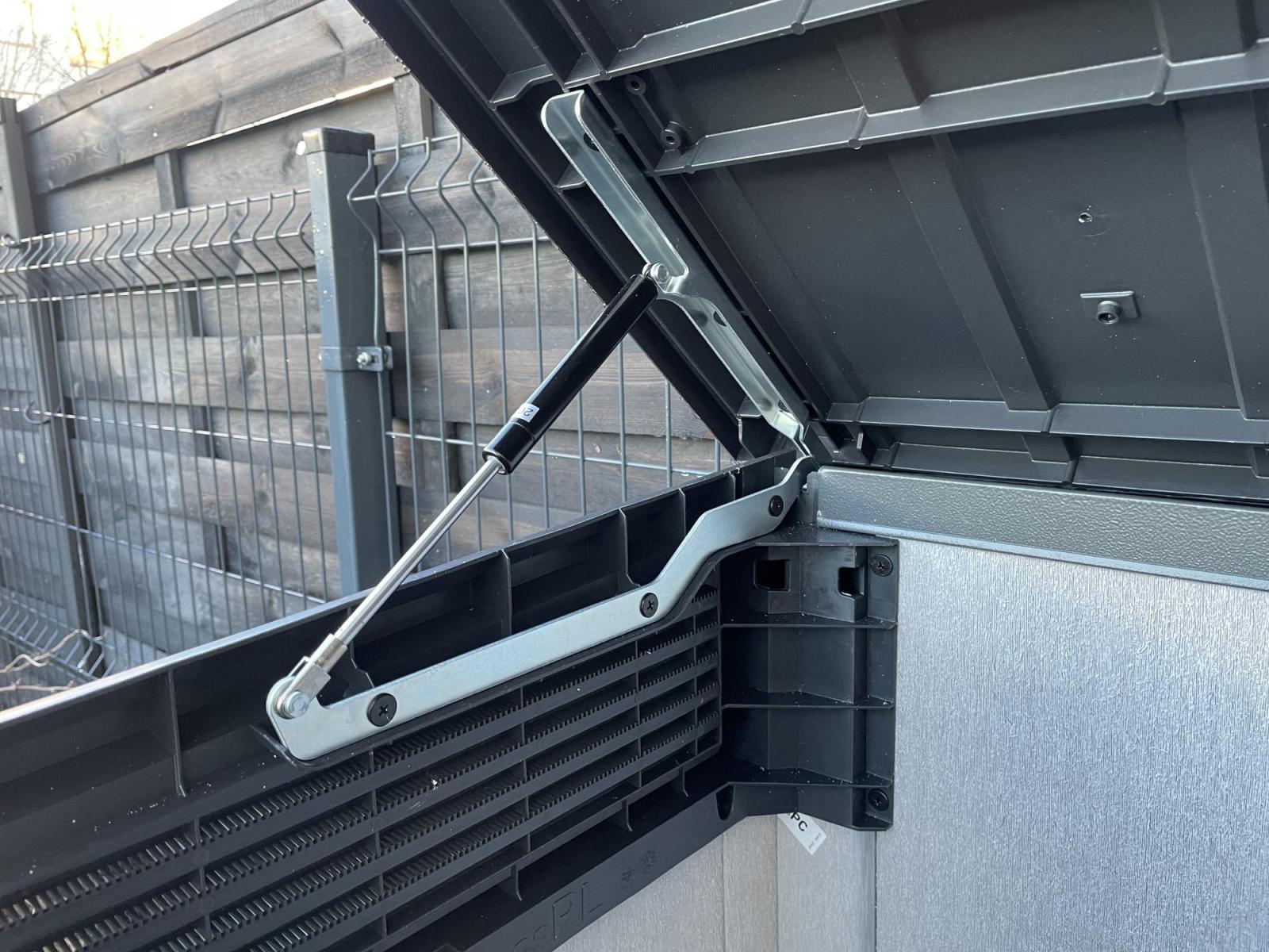 Material foarte rezistent la condiții meteorologice nefavorabile,