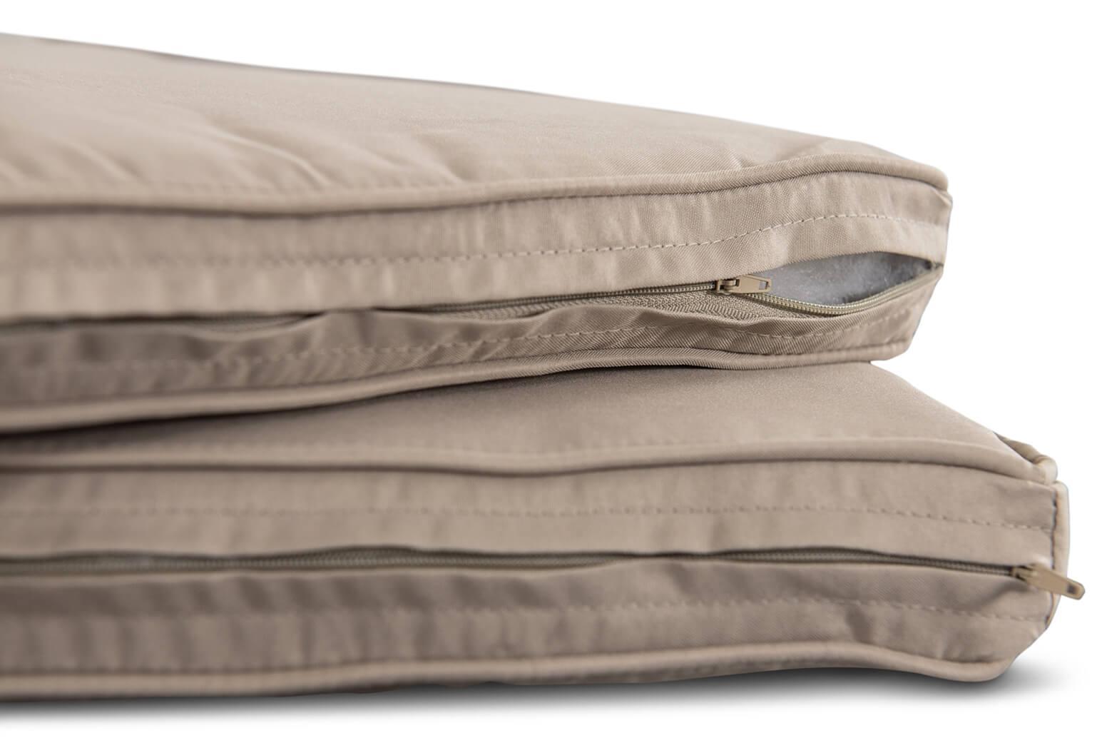 Setul este completat de perne pentru scaune