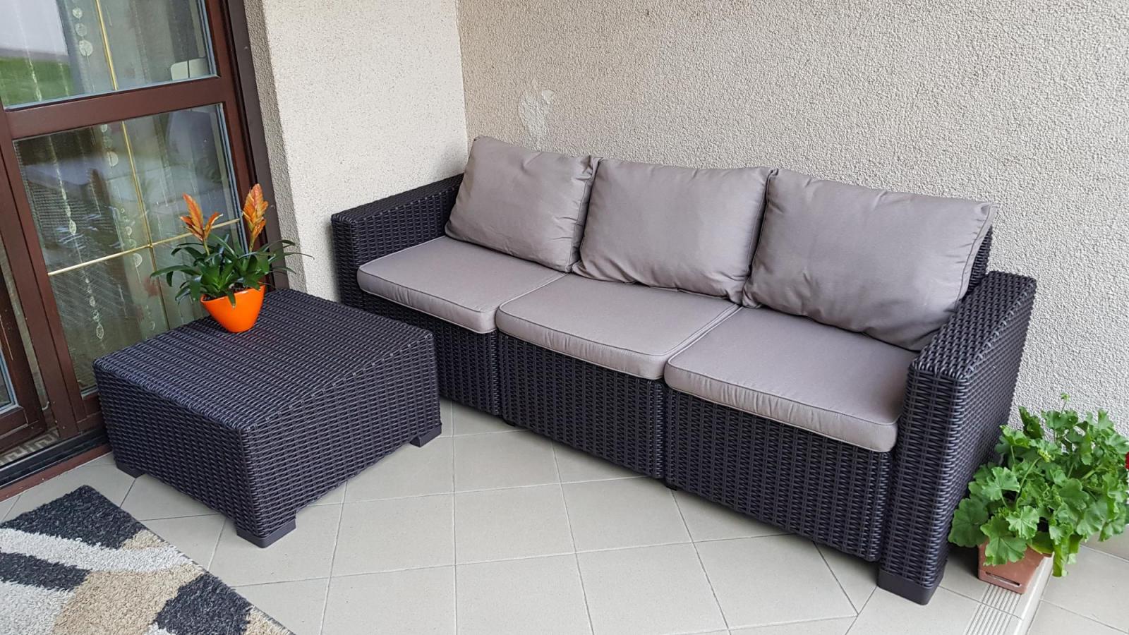 Fabricată din plastic rezistent la intemperii