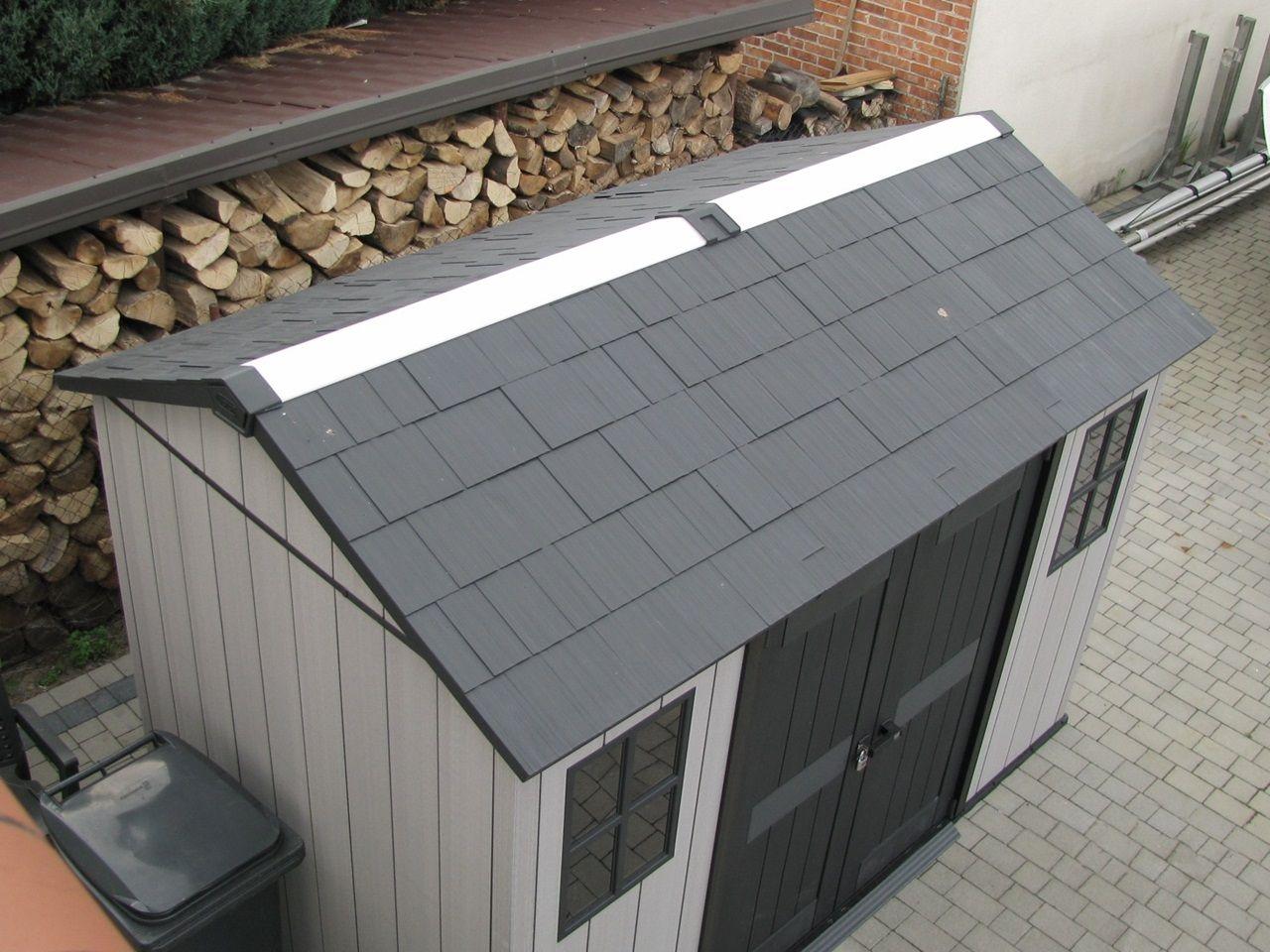 Luminatorul de acoperiș și ferestrele luminează interiorul,