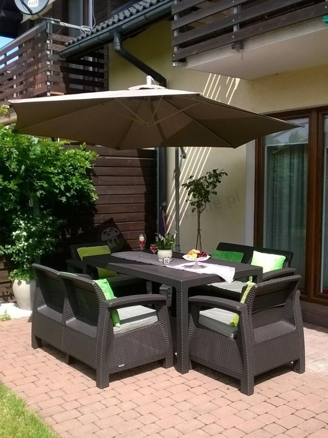 Masa de cină este echipată cu o gaură în partea centrală a blatului – permite fixarea umbrelei