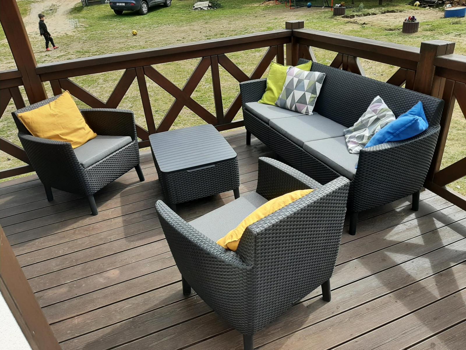 Setul de masă-box de grădină Curver Salemo 3 Set este proiectat pentru cinci persoane