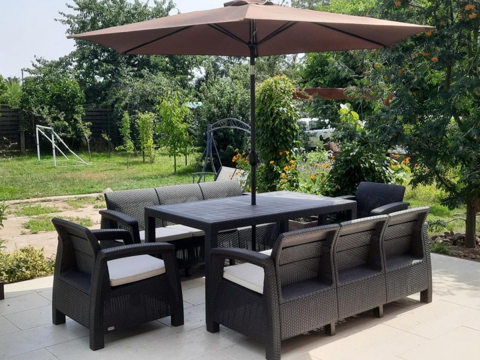 Fabricat din material sintetic, rezistent la condițiile meteorologice