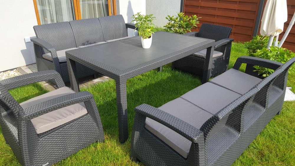 Fabricat din material sintetic, rezistent la condițiile meteorologice