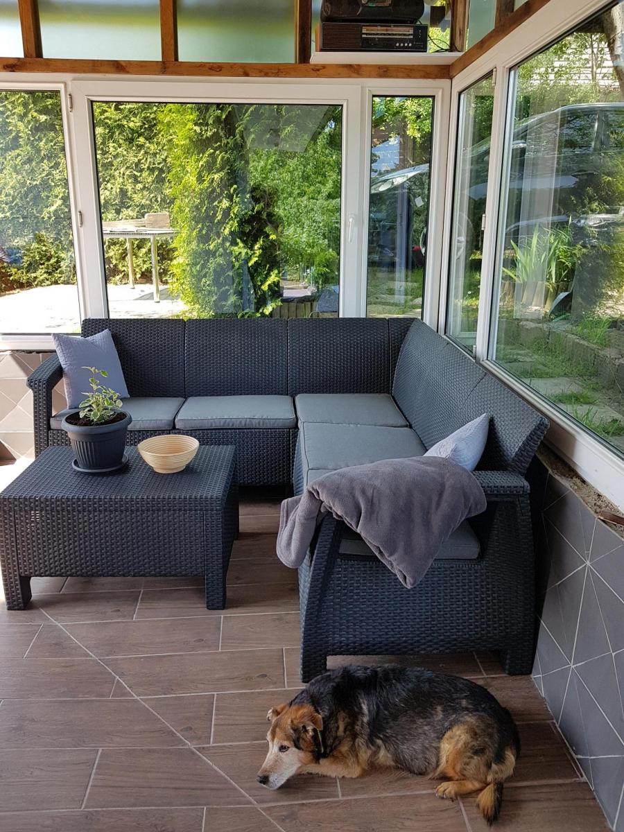 Mobilier din plastic rezistent la ploaie, zăpadă, fluctuații de temperatură și radiații UV