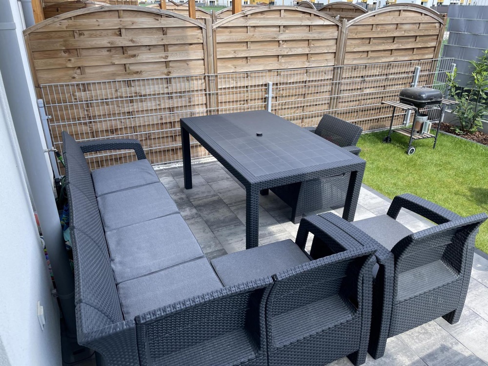 Masa este de  160x95 cm, cu o gaură pentru umbrelă în partea superioară