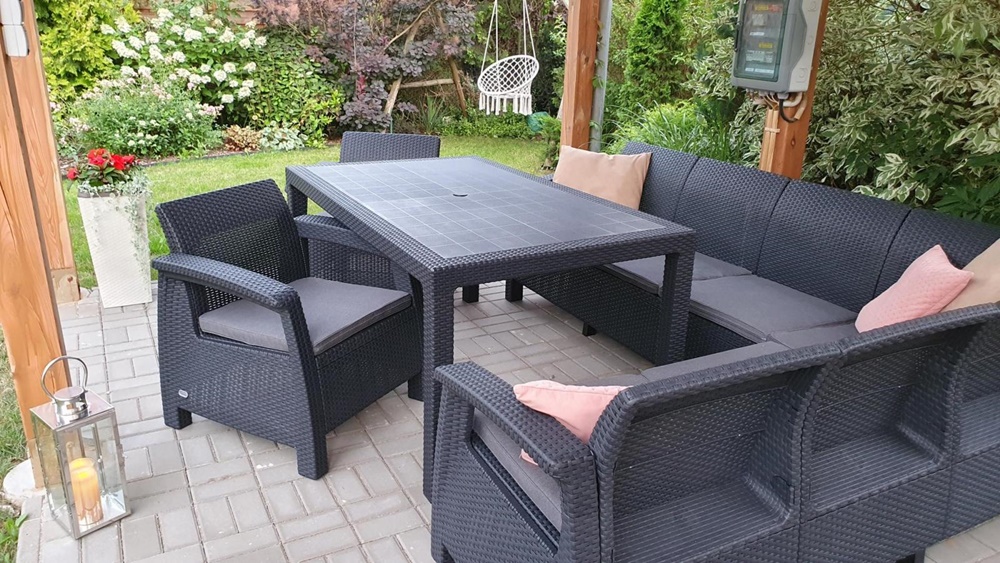 Masa este de  160x95 cm, cu o gaură pentru umbrelă în partea superioară