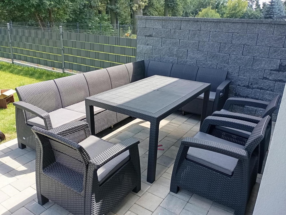 Masa este de  160x95 cm, cu o gaură pentru umbrelă în partea superioară