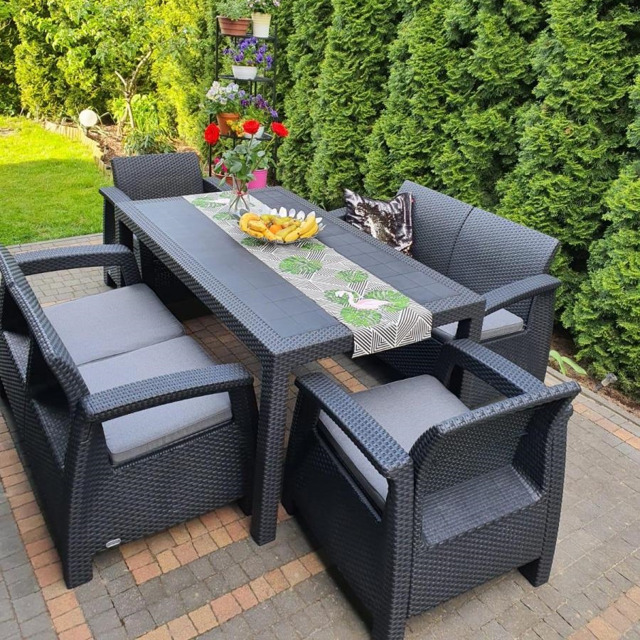 Mobilierul Keter Fiesta este confecționat din plastic