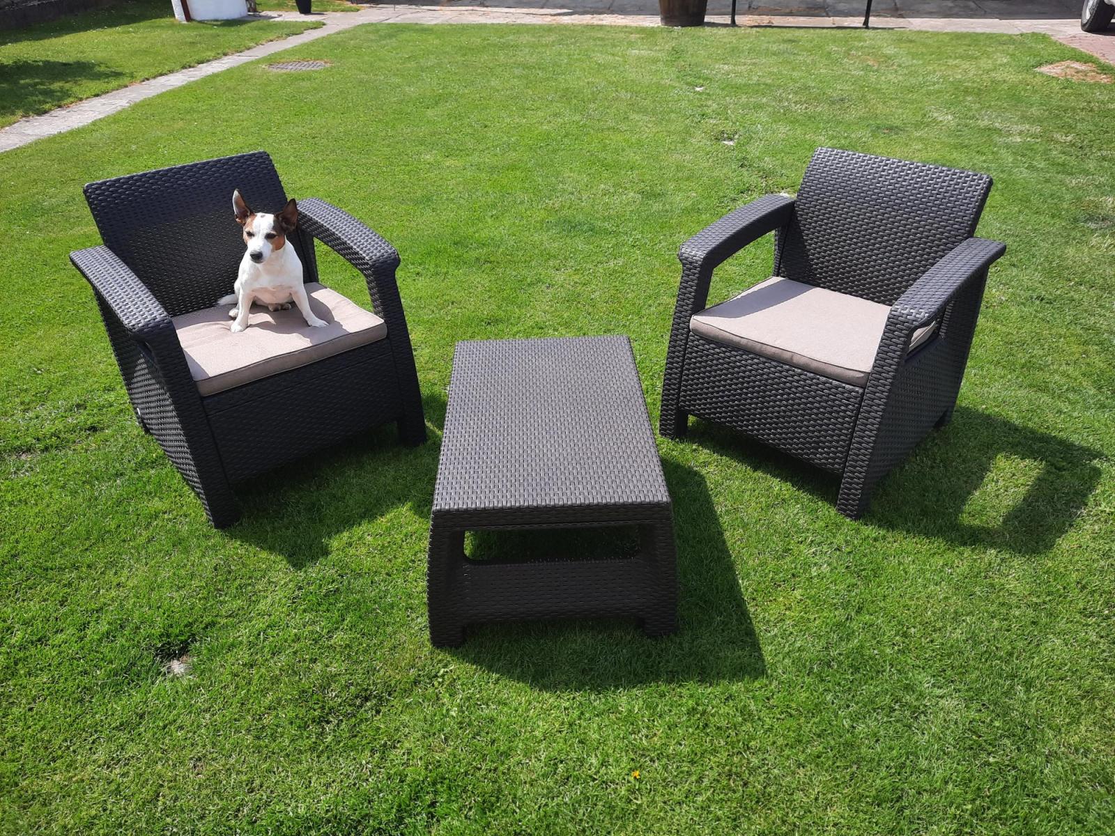 Corfu Weekend Curver Pentru producția de mobilier s-a folosit plastic