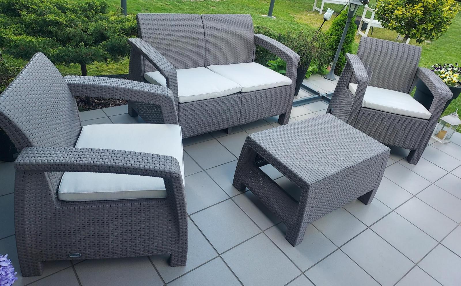 Corfu Set Fabricat din plastic, rezistent la condițiile metereologice si la radiații UV