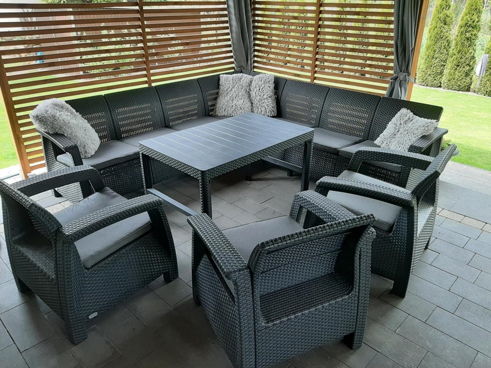 Masa este de  160x95 cm, cu o gaură pentru umbrelă în partea superioară